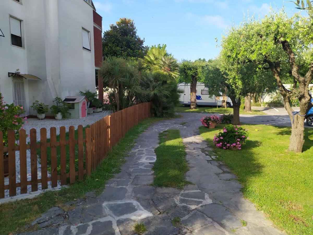B&B Tra Mare E Marmo Marina Di Carrara Exterior foto